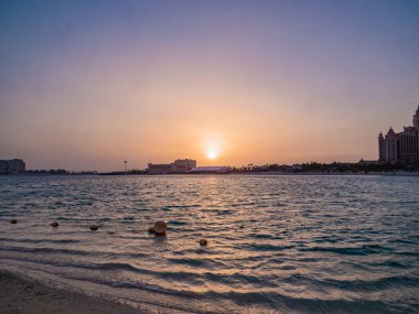 Dubai 'deki Palm Jumeira adasından gün batımı manzarası.