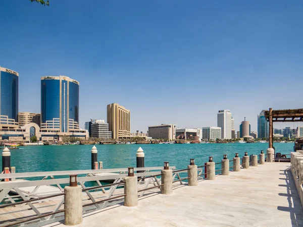 Dubai, Birleşik Arap Emirlikleri. Dubai deresi ve Deira 'daki tahta kaldırım Birleşik Arap Emirlikleri' ndeki Dubai manzaralı.
