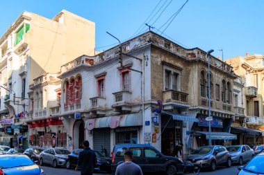 Kazablanka, Fas 'taki Eski Medine' de bir sokak, evler, duvarlar görünüyor.