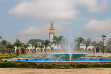 Fas 'tan RABAT' a. Afrika 'nın başkentinde çeşme ve saray, güneşli kış gününde açık mavi gökyüzü..