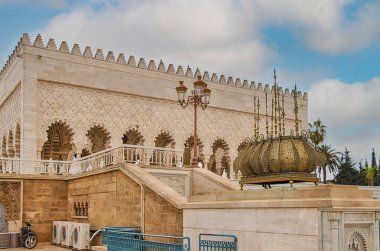 Muhammed V anıtı, Rabat, Fas 'taki Yacoub al-Mansour geçidinde Hasan Kulesi' nin karşı tarafında yer alan tarihi bir binadır..