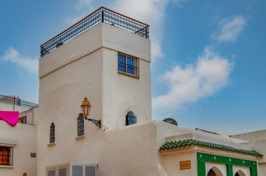 Renkli saksıların, pencerelerin tipik bir beyaz duvardaki görüntüsü Udayaların Kasbah 'ı Rabat, Fas' ta.