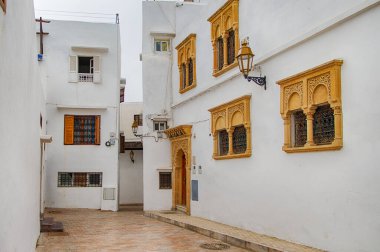 Renkli saksıların, pencerelerin tipik bir beyaz duvardaki görüntüsü Udayaların Kasbah 'ı Rabat, Fas' ta.