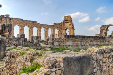 Volubilis, Fas - turistik cazibe ve Meknes yakınlarındaki bir Roma arkeolojik alanı. Volubilis, Fas bir UNESCO Dünya Mirası ve Roma İmparatorluğu 'nun iyi korunmuş bir sömürge kentidir..