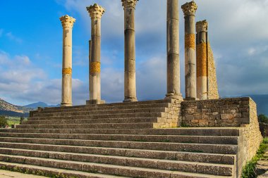 Volubilis, Fas - turistik cazibe ve Meknes yakınlarındaki bir Roma arkeolojik alanı. Volubilis, Fas bir UNESCO Dünya Mirası ve Roma İmparatorluğu 'nun iyi korunmuş bir sömürge kentidir..