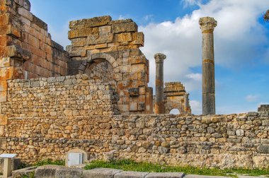 Volubilis, Fas - turistik cazibe ve Meknes yakınlarındaki bir Roma arkeolojik alanı. Volubilis, Fas bir UNESCO Dünya Mirası ve Roma İmparatorluğu 'nun iyi korunmuş bir sömürge kentidir..