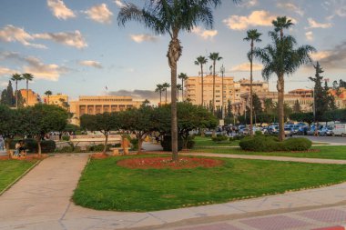 Meknes, Fas - 08 Aralık 2019: Meknes şehir yönetimi binası. Meknes, UNESCO 'nun dünya mirası listesinde yer alan bir şehirdir. Dört İmparatorluk şehrinden biri. Belediye binası.