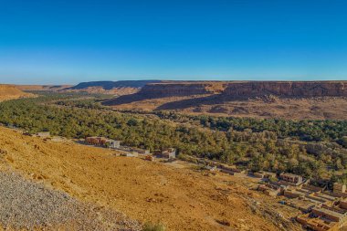 Atlas Dağları 'nın güney ucundaki Ziz Nehri vadisinde vaha.