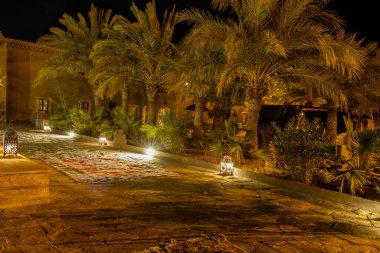 Kasbah-Hotel Chergui. Geceleri Maroc, Afrika 'da bir Maroccan Kasbah otelinin havuzu ve bahçesi..