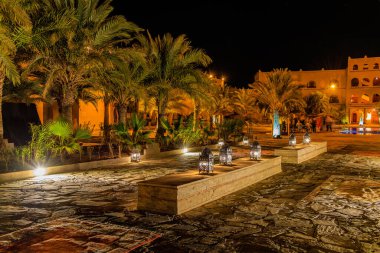 Kasbah-Hotel Chergui. Geceleri Maroc, Afrika 'da bir Maroccan Kasbah otelinin havuzu ve bahçesi..