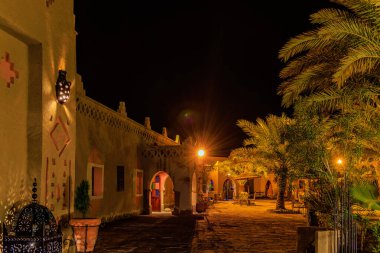 Kasbah-Hotel Chergui. Geceleri Maroc, Afrika 'da bir Maroccan Kasbah otelinin havuzu ve bahçesi..