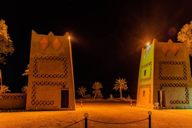 Kasbah-Hotel Chergui. Geceleri Maroc, Afrika 'da bir Maroccan Kasbah otelinin havuzu ve bahçesi..