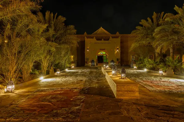 Kasbah-Hotel Chergui. Geceleri Maroc, Afrika 'da bir Maroccan Kasbah otelinin havuzu ve bahçesi..