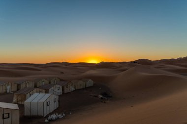 Fas Sahra Çölü 'ndeki Erg Chebbi' de lüks bir kamp alanında çöl çadırları.