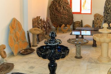 Erfoud bölgesinde bulunan bir kayaya gömülü fosilleşmiş bir trilobiti kapatın.