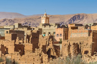 Tinghir, Draa Tafilalet, Fas. Tinghir kasabasının manzarası, Tinerhir - Atlas Dağları 'ndaki Todra Nehri üzerinde güzel bir vaha.