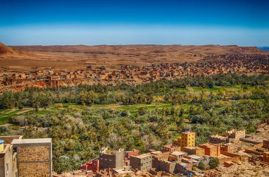 Tinghir, Draa Tafilalet, Fas. Tinghir kasabasının manzarası, Tinerhir - Atlas Dağları 'ndaki Todra Nehri üzerinde güzel bir vaha.
