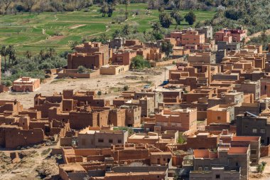 Tinghir, Draa Tafilalet, Fas. Tinghir kasabasının manzarası, Tinerhir - Atlas Dağları 'ndaki Todra Nehri üzerinde güzel bir vaha.