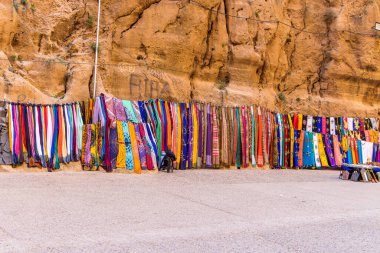 TODRA RIVER, Fas - Fas 'ın Todra Gorge bölgesinde renkli elbise ve eşarp satan bir satıcı