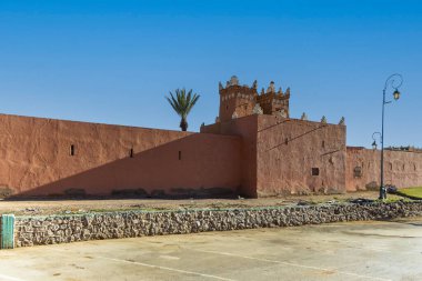 Kalaat MGouna, Fas - MGoun Vadisi 'ndeki nehir bölgesi güller vadisi, gül yağı ve Todra Gorge yakınlarındaki diğer kozmetik ürünleri yapmak için toplanıyor. Berber evleri