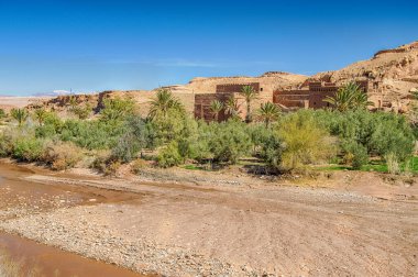 Asif Mellah Nehri ve Kasbah Ait-Ben-Haddou, Ouarzazate ili, Souss-Massa-Draa, Fas, Afrika