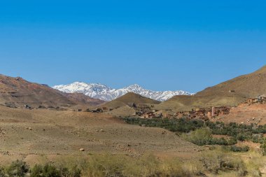 Atlas Dağları ve Marakeş ile Ouarzazate arasındaki çam ormanları karla kaplıydı.