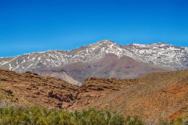 Atlas Dağları ve Marakeş ile Ouarzazate arasındaki çam ormanları karla kaplıydı.