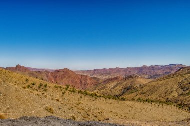 Yüksek Atlas 'ın Marakeş ve Ouarzazate arasındaki Tizi n' Tichka geçidine doğru uzanan manzaraları ve kaya oluşumları. Fas, Kuzey Afrika