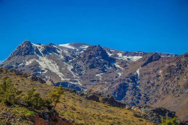 Yüksek Atlas 'ın Marakeş ve Ouarzazate arasındaki Tizi n' Tichka geçidine doğru uzanan manzaraları ve kaya oluşumları. Fas, Kuzey Afrika