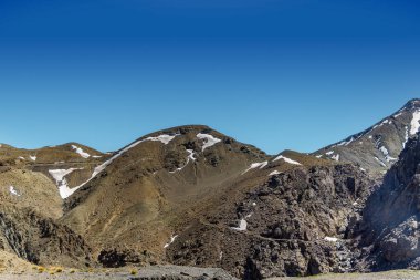 Yüksek Atlas 'ın Marakeş ve Ouarzazate arasındaki Tizi nTichka geçidine doğru uzanan manzaraları ve kaya oluşumları. Fas, Kuzey Afrika