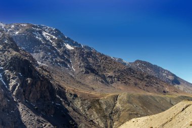 Yüksek Atlas 'ın Marakeş ve Ouarzazate arasındaki Tizi nTichka geçidine doğru uzanan manzaraları ve kaya oluşumları. Fas, Kuzey Afrika