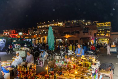 Marakeş, Fas - Marakeş 'in merkezindeki Djemaa el Fna Meydanı' ndaki gece pazarı.