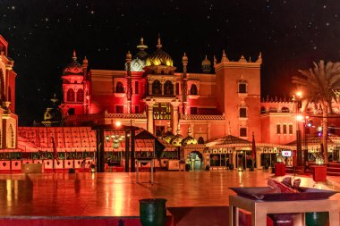 Marakeş, Fas. Geleneksel Fas müziği, dans gösterileri ve kültürel mirasın büyüleyici bir gösterisiyle Chez Ali 'de büyüleyici bir fantezi gösterisi..