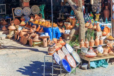 Geleneksel Pazar Üzerine Yeni Fas Tajini, Fas Seramik Tablo Ürünleri, Arap Markası, Otantik Yerel Dükkan Sokak Seramik Tabağı, Editörel Resim
