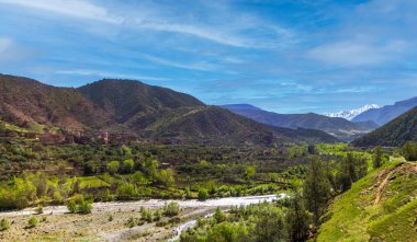 Ourika Valley manzara, Fas. Kar gölgeler içinde bereketli vadinin şapkalı yüksek atlas Dağları, Marakeş yaklaşık 60 kilometre.
