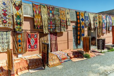 Marakeş-Safi 'deki Ourika Vadisi' nde hareketli bir pazar. Yerel satıcılar canlı tekstil, el yapımı çömlek ve taze ürün satıyorlar. Turistler ve yerliler canlı atmosferde kaynaşıyorlar.