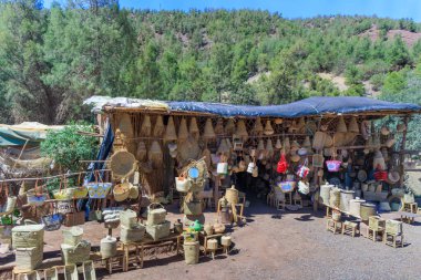 Marakeş yakınlarında, Fas 'ta. Renkli market tezgahları tarihi kil binaların altında geleneksel el sanatları satıyor