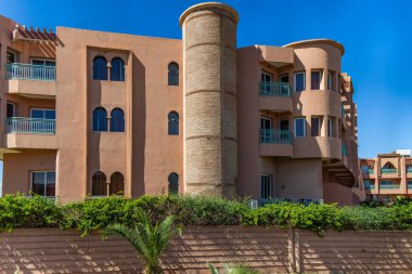 Mogador Kasbah. Fas kemerleri, işlenmiş demir parmaklıkları ve mavi havuzu olan lüks bir otel. 'HOTEL ve SPA' işareti ve dört yıldız gece ayarı için görünür.