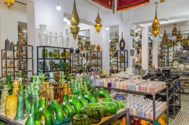 Çeşitli desenler ve stiller seramikleriyle Orta Doğu 'da seçkin bir dükkan. Yerel mallar etnik pazarda turist ve gezginlere gösterildi. Marakeş. Fas.