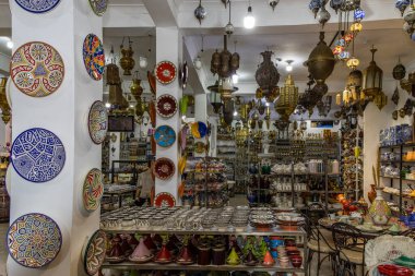 Çeşitli desenler ve stiller seramikleriyle Orta Doğu 'da seçkin bir dükkan. Yerel mallar etnik pazarda turist ve gezginlere gösterildi. Marakeş. Fas.