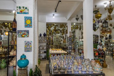 Çeşitli desenler ve stiller seramikleriyle Orta Doğu 'da seçkin bir dükkan. Yerel mallar etnik pazarda turist ve gezginlere gösterildi. Marakeş. Fas.