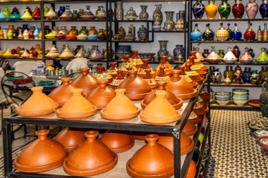 Çeşitli desenler ve stiller seramikleriyle Orta Doğu 'da seçkin bir dükkan. Yerel mallar etnik pazarda turist ve gezginlere gösterildi. Marakeş. Fas.