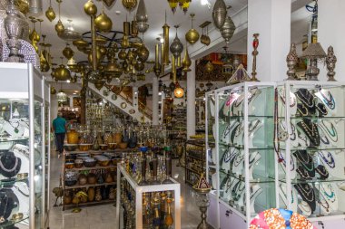 Çeşitli desenler ve stiller seramikleriyle Orta Doğu 'da seçkin bir dükkan. Yerel mallar etnik pazarda turist ve gezginlere gösterildi. Marakeş. Fas.