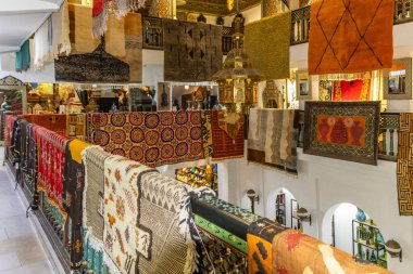 Çeşitli desenler ve stiller seramikleriyle Orta Doğu 'da seçkin bir dükkan. Yerel mallar etnik pazarda turist ve gezginlere gösterildi. Marakeş. Fas.