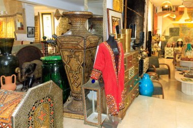 Çeşitli desenler ve stiller seramikleriyle Orta Doğu 'da seçkin bir dükkan. Yerel mallar etnik pazarda turist ve gezginlere gösterildi. Marakeş. Fas.