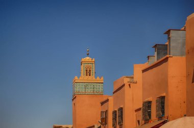 Marakeş, Fas. Marakeş Fas yakınlarındaki Kasbah bölgesinin renkli dar sokakları.