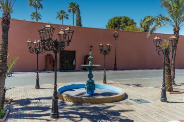 Marakeş Medine 'deki elektrik direkleri. Kasbah çeyreği