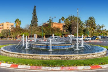 Fıskiyeli şehir manzarası ve Marakeş 'te trafik kavşağı. Fas