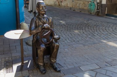 Skalinska ve Ivana Tkalicek caddelerinin köşesindeki bir sürücünün heykeli. Zagreb. Hırvatistan