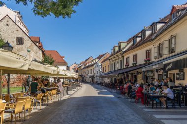 Hırvat başkenti Zagreb 'deki Ivana Tracica caddesi yaz aylarında güneşli bir günde, çevre restoranların birinde öğle yemeği yiyen yerli ve turistler tarafından aşırı kalabalık. ZAGREB, CROATIA